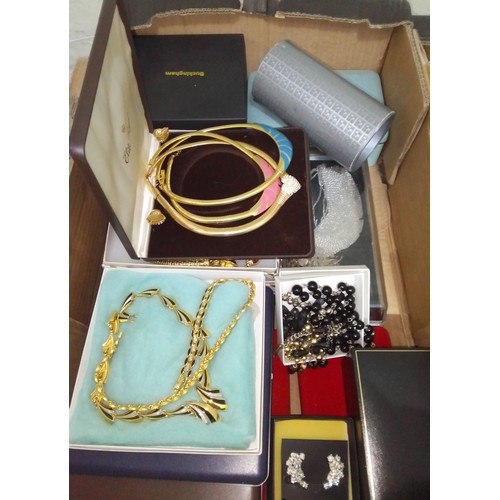 348 - A box of assorted costume jewellery.