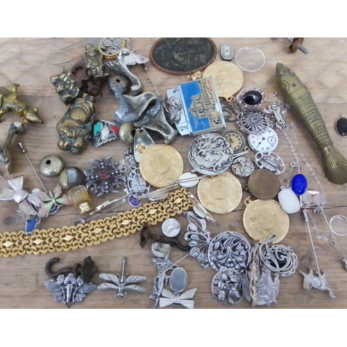 337 - Assorted costume jewellery and bric a brac including Art Nouveau style white metal brooches etc.