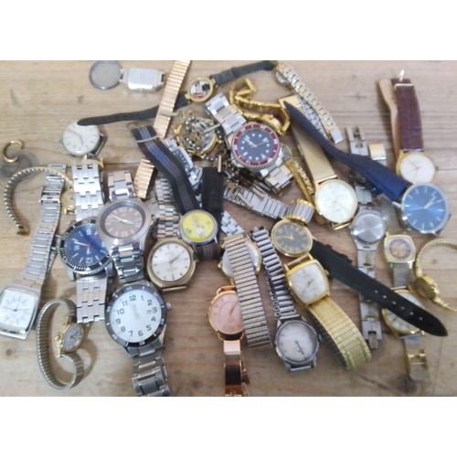 381 - Assorted modern and vintage mechanical and quartz watches.