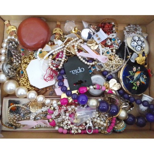 319 - A box of assorted costume jewellery.