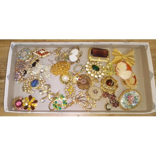 387 - A tray of assorted gold plated vintage brooches.