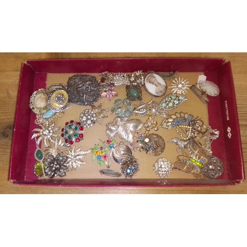 388 - A tray of assorted vintage brooches including white metal, filigree butterfly etc.