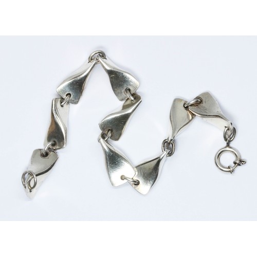 407 - A Georg Jensen silver bracelet, no. A104 designed by Tove and Edvard Kindt-Larsen, length 18.5cm.