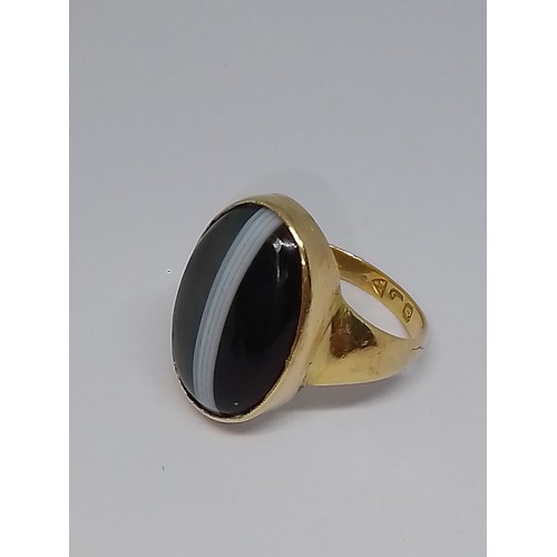 178 - An antique 18ct gold banded agate cabochon ring, hallmarked 18ct gold, Chester, date and sponsor rub... 