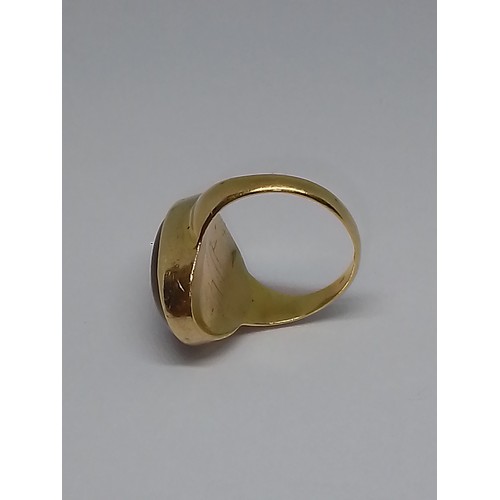 178 - An antique 18ct gold banded agate cabochon ring, hallmarked 18ct gold, Chester, date and sponsor rub... 