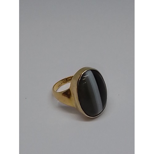 178 - An antique 18ct gold banded agate cabochon ring, hallmarked 18ct gold, Chester, date and sponsor rub... 