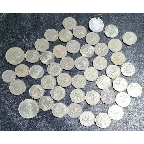 433 - A group of assorted coins to include 50ps, commemorative crowns & a Preston Guild 1952 commemorative... 