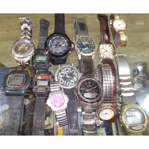 385 - A tray of assorted vintage and modern watches including digital etc.