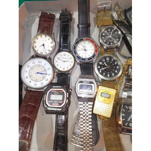 385 - A tray of assorted vintage and modern watches including digital etc.