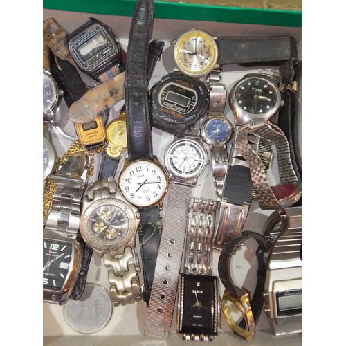 385 - A tray of assorted vintage and modern watches including digital etc.