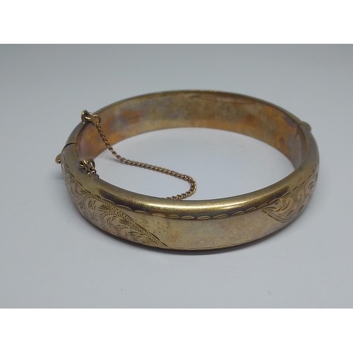 69 - A hallmarked 9ct gold bangle, diameter 58mm, weight 19.4g.