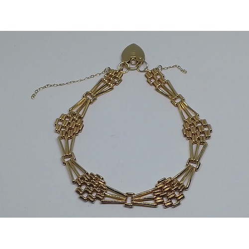 74 - A 9ct gold bracelet, length 17cm, weight 5.2g.