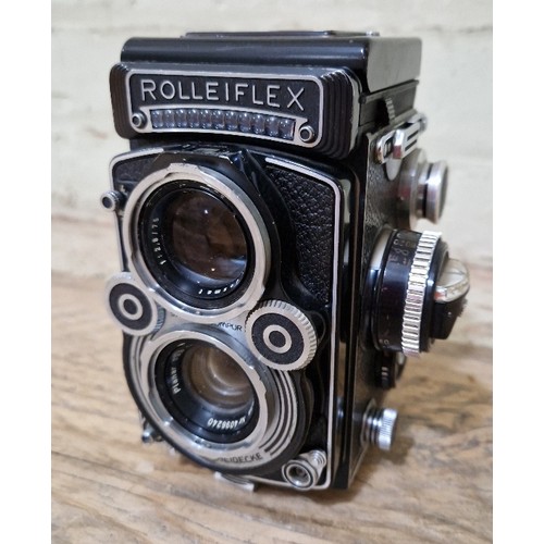 142 - A Frank & Heidecke Rolleiflex camera, DBP 3.5F 2292843 DBGM, with case.