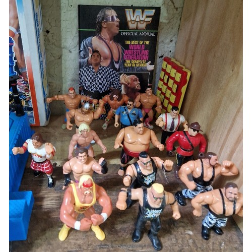 167 - A group of sixteen vintage WWF figures to include Hulk Hogan, Big Boss Man, Ultimate Warrior, Roedy ... 