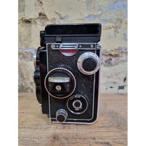 142 - A Frank & Heidecke Rolleiflex camera, DBP 3.5F 2292843 DBGM, with case.