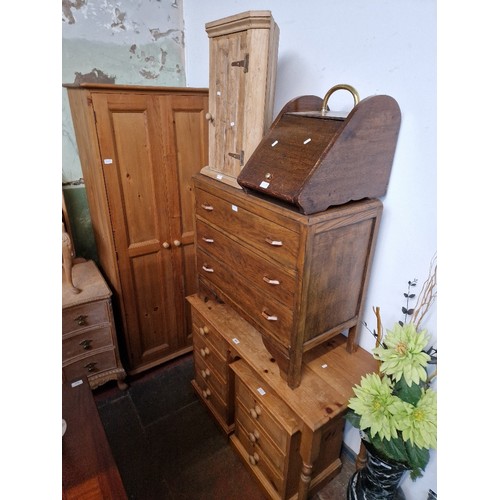 909 - Various items of furniture; a pine wardrobe, a pine dressing table, pine bedside cabinet, oak chest ... 