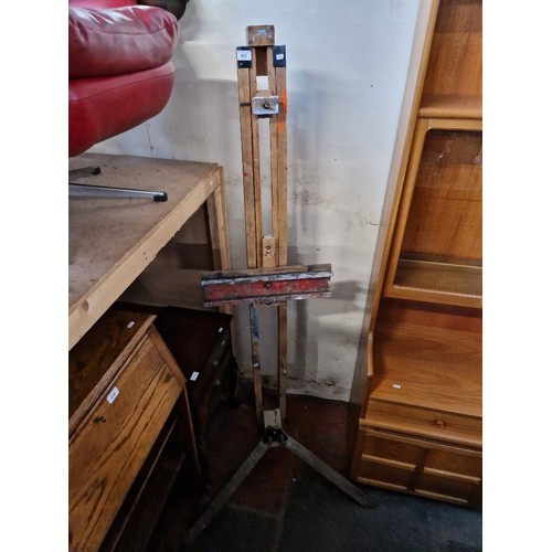 913 - A Vintage adjustable artist's easel.