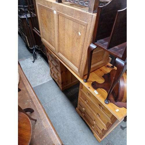 987 - A pine dressing table and an oak coffer.