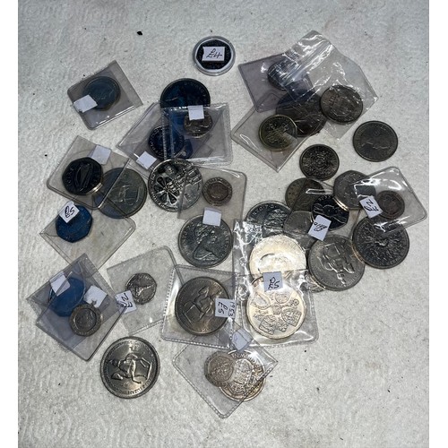 528 - A tub of mixed coins including collectable 50ps, 20ps, etc.