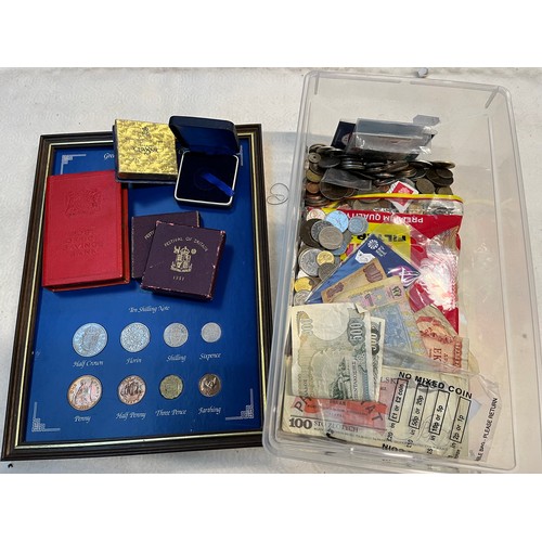 513 - A box of assorted world coins and banknotes to include 10ps etc.