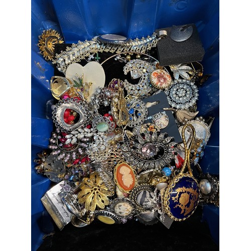 512 - A box of costume jewellery.