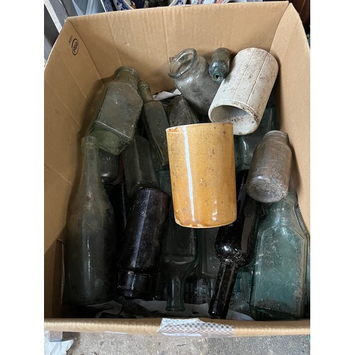 727 - A box of mainly vintage glass bottles (approx 30)