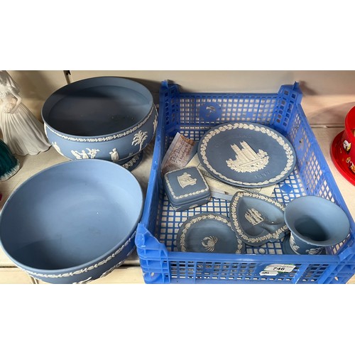 746 - A small box of Wedgwood jasper ware including bowl, pedestal bowl, trinket dishes etc - 7 pieces