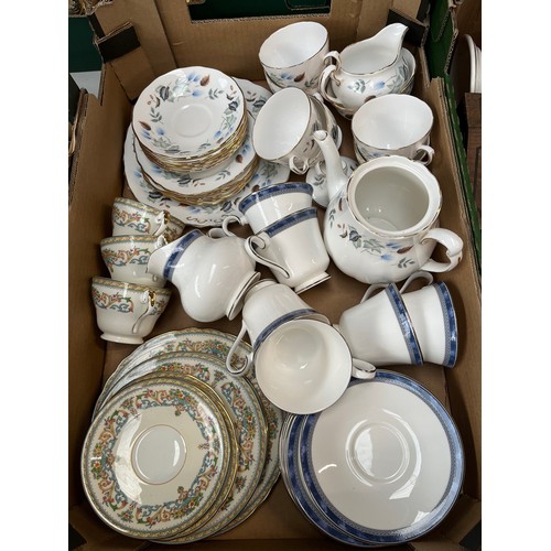 725 - English bone china tea wares - Colclough ’Linden’ 22 piece tea set including teapot, 13 pieces of Ro... 