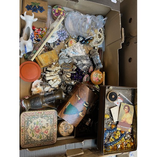 711 - A box of mixed items and collectables to include jewellery boxes, brooches, trinket boxes, ceramic e... 