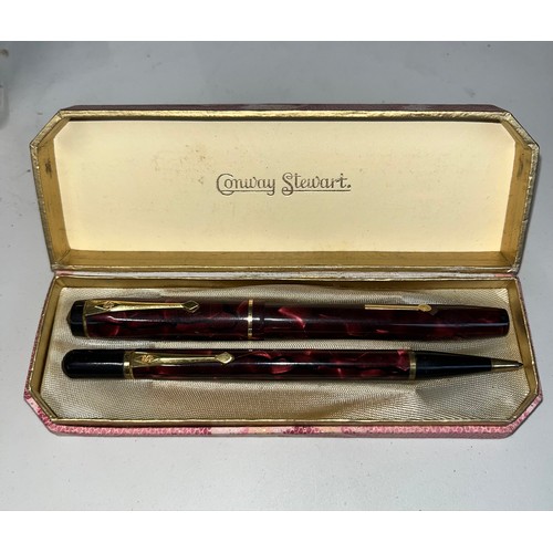 471 - A Conway Stewart fountain pen and pencil set, in original case. Fountain pen nib marked 14k gold