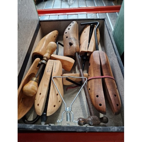 306 - A box of shoe stretchers, some vintage.