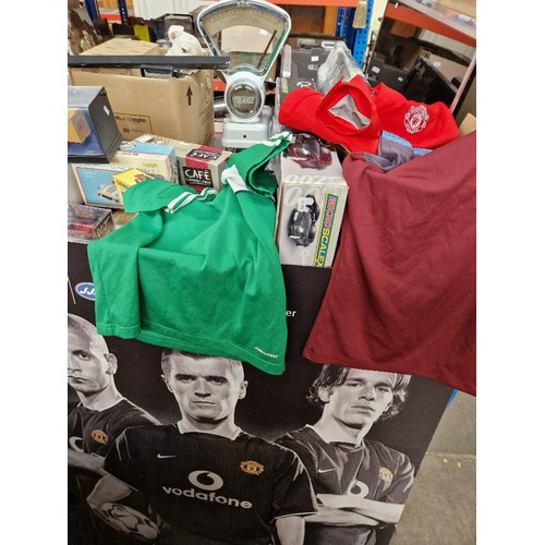 286 - A box of football shirts and training jackets including Blackburn Rovers, Burnley, Manchester United... 