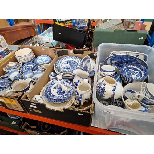 292 - A mixed lot of blue and white ceramics, willow pattern, Mason's, Spode, Chinese ceramics, etc. ( 3 b... 