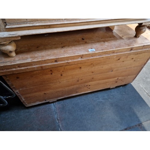 1056 - A Victorian pine blanket box.