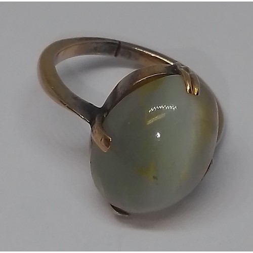 428 - A quartz cat's eye cabochon ring, yellow metal unmarked, gross weight 4.5g, size G.