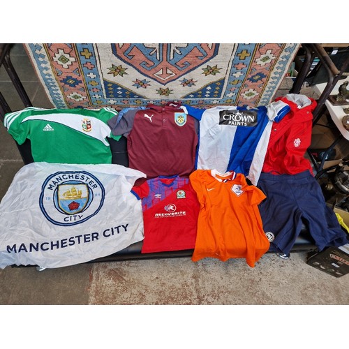 286 - A box of football shirts and training jackets including Blackburn Rovers, Burnley, Manchester United... 