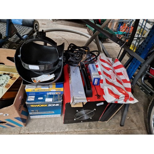 181 - Assorted tools comprising a Woldweld Turbo Arc 130, a Workzone biscuit jointer, etc etc.