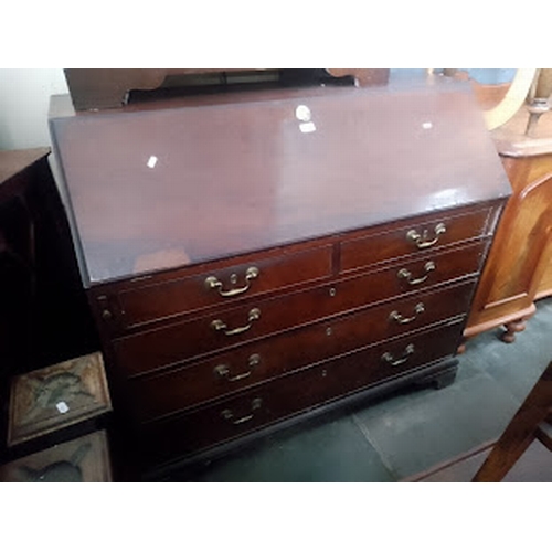 847 - A George III mahogany bureau.