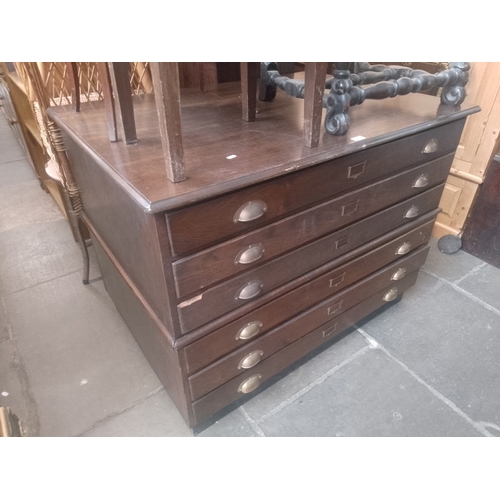 899 - A vintage oak plan chest.