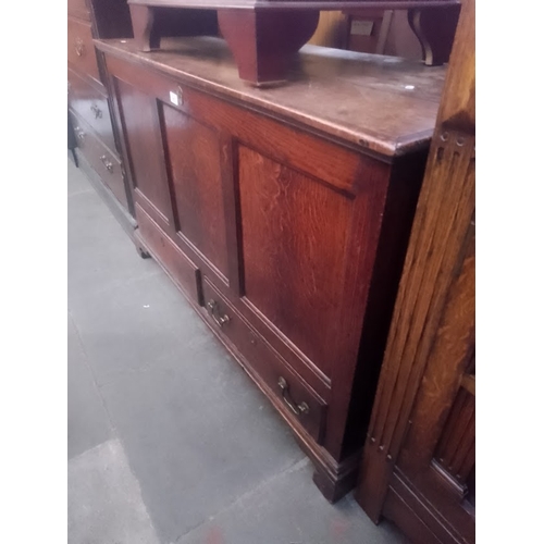 902 - A Georgian oak mule chest.