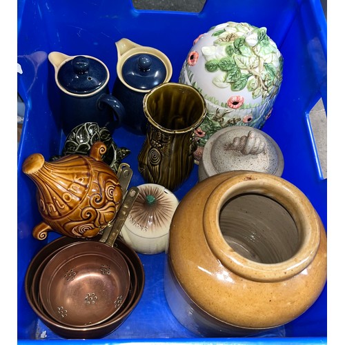 567 - Kitchen wares including a set of copper strainers, an Annie Rowe large storage jar, Denby jugs, face... 