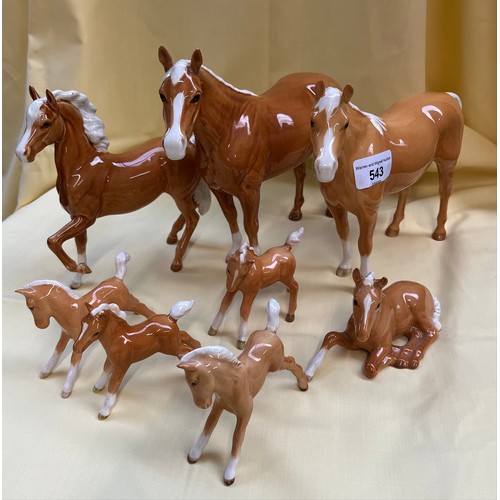 543 - A group of 10 Palomino horse figures by Beswick. Various sizes ranging from 21cm tall to appx 8cm ta... 