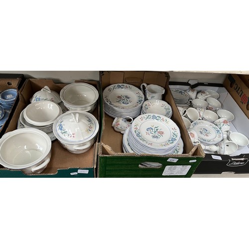 670 - Villeroy & Boch 'Delia' dinner and teawares, over 70 pieces in total. (3 boxes)