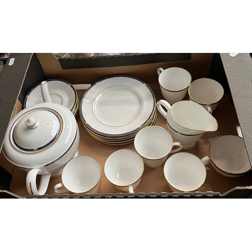 619 - A box of Royal Worcester 'Carina' ceramics including teapot, cups, saucers, milk jug, etc. 21 pieces