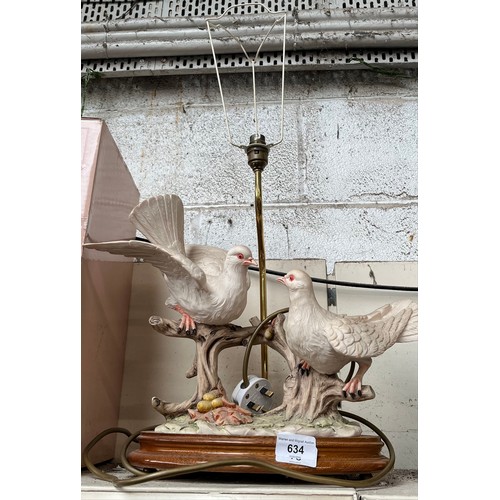 634 - A figural table lamp in the form of two doves