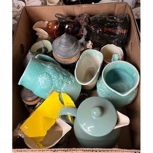 630 - A box of jugs and character jugs including Sylvac tankard, 3 Lancaster Sandlands Dickens tankards, 2... 