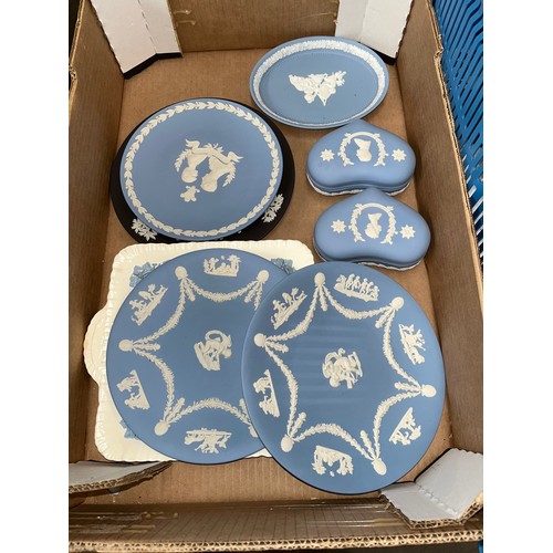 678 - A box of Wedgwood jasperware.