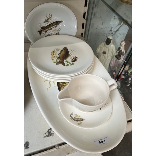 659 - Crown Devon fish serving table ware including large oval serving plate, 5 dinner plates, sauce dish ... 