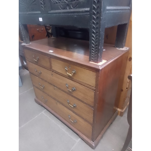 909 - A George III mahogany chest of drawers.