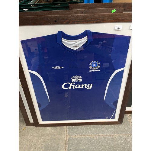 421 - A signed and framed Everton FC football shirt, Umbro, home shirt 2005-6 season, signed by Phil Nevil... 